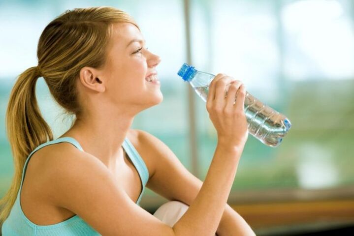 Water replaces food during drinking regimen
