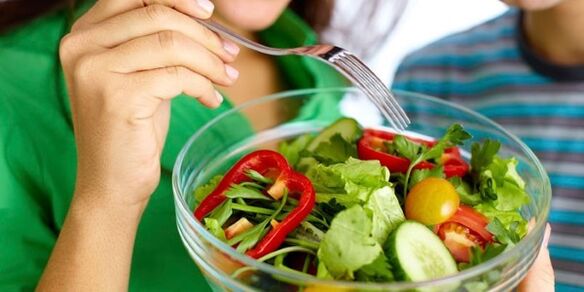 Eating vegetable salad on a carbohydrate-free diet to reduce feelings of hunger