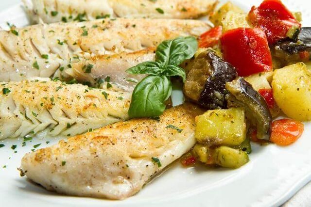 The weekly low-carb menu includes cooked cod with eggplant and tomato. 